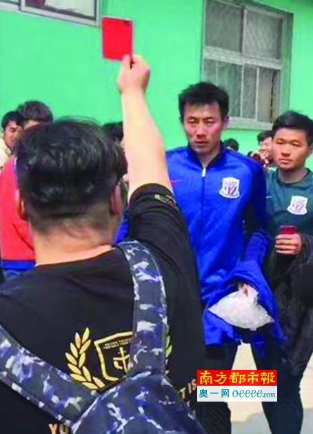 把松毛堆到了自家灶门口，把农具送去了对面的杂屋里，然后就着院子里的那口水井，蹲在那里清洗采摘回来的荨麻草和其他可供食用的野菜。