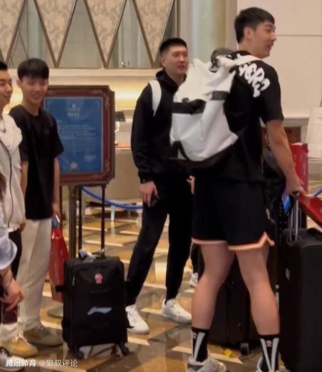 轰隆隆的炸雷声如同一颗导弹爆炸一般，啥时间响彻了整个山谷。